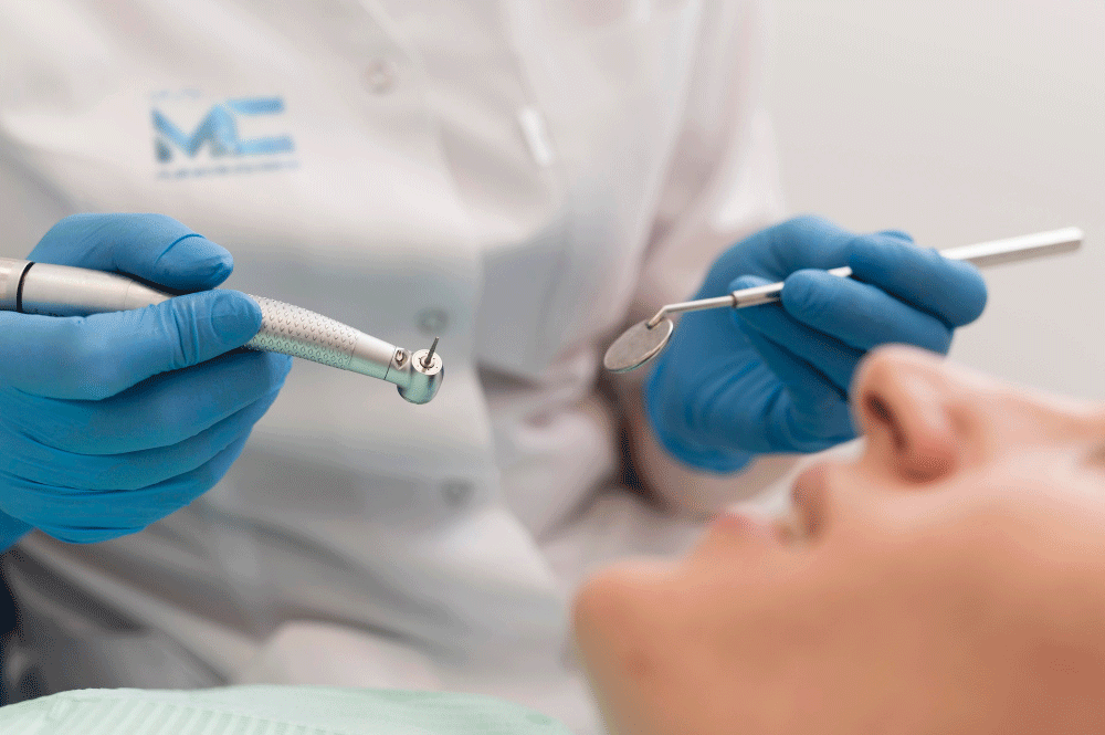 Odontóloga haciendo un procedimiento dental a un paciente