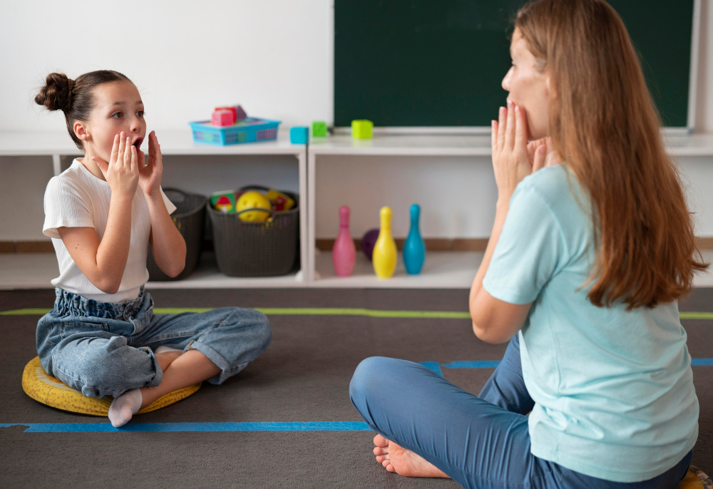 Psicóloga infantil interactuando con un niño